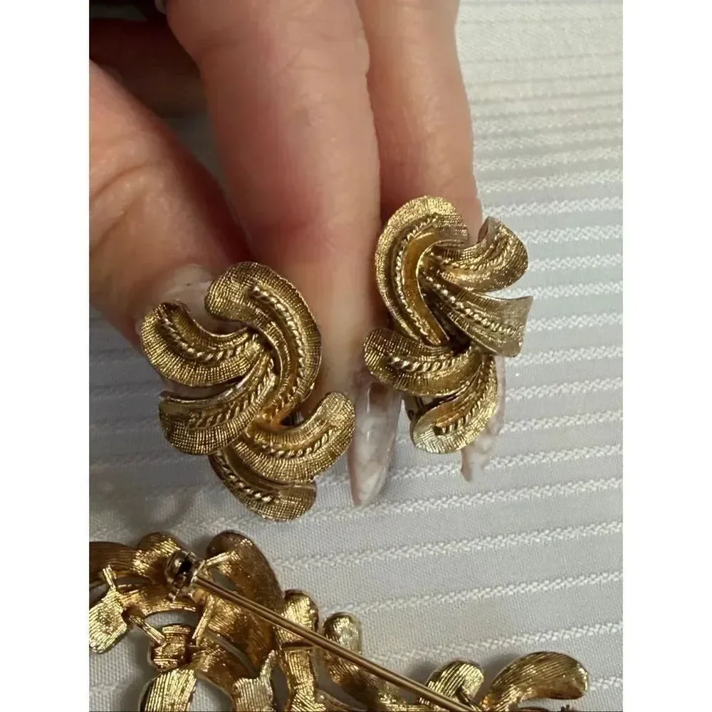 Vintage Signed Coro Gold Tone Textured Wave Splash Brooch Pin & Earrings